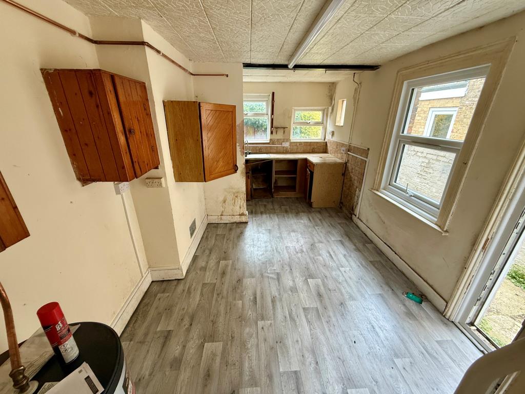Lot: 35 - THREE-BEDROOM TERRACE HOUSE FOR REFURBISHMENT - Kitchen